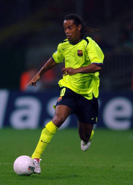 FC Barcelona 2005/06 Nike with Ronaldinho 10 Nameset Football Jersey