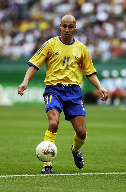 Sweden NT 2002/04 Adidas with Henrik Larsson 11 Nameset Football Jersey