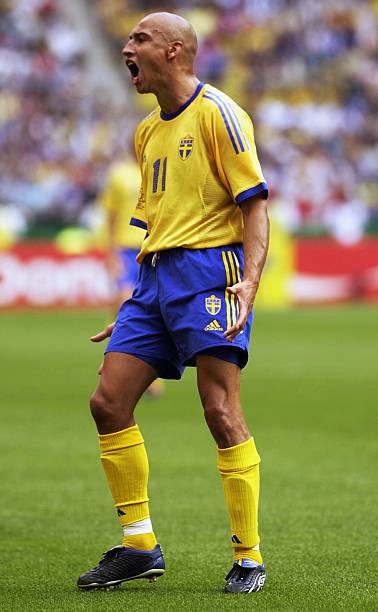 Sweden NT 2002/04 Adidas with Henrik Larsson 11 Nameset Football Jersey