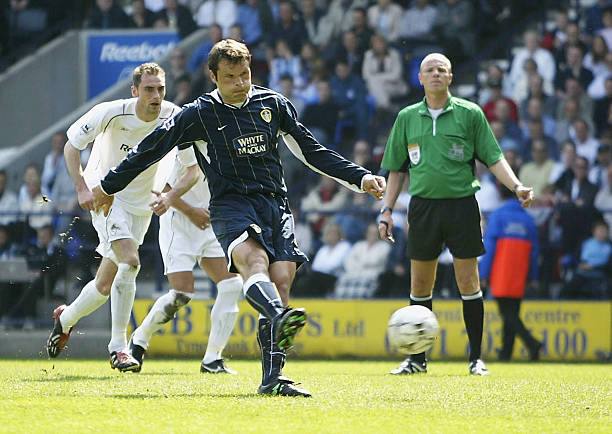 Leeds United 2003/04 Nike with Mark Viduka 9 Nameset Football Jersey - Cult Fave Football Shirts