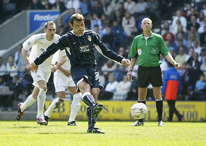 Leeds United 2003/04 Nike with Mark Viduka 9 Nameset Football Jersey - Cult Fave Football Shirts