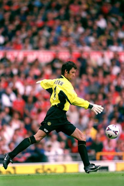 Manchester United 1999/2000 Umbro Goalkeeper with Raimond Van Der Gouw 17 Football Jersey