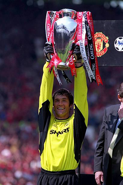 Manchester United 1999/2000 Umbro Goalkeeper with Raimond Van Der Gouw 17 Football Jersey